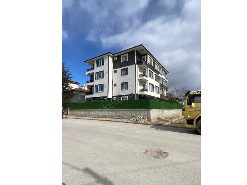 YENİ MAHALLE HACI KALFA SOKAKTA ARA KATTA KİRALIK 1+1