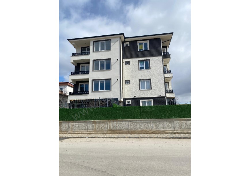 YENİ MAHALLE HACI KALFA SOKAKTA ARA KATTA KİRALIK 1+1