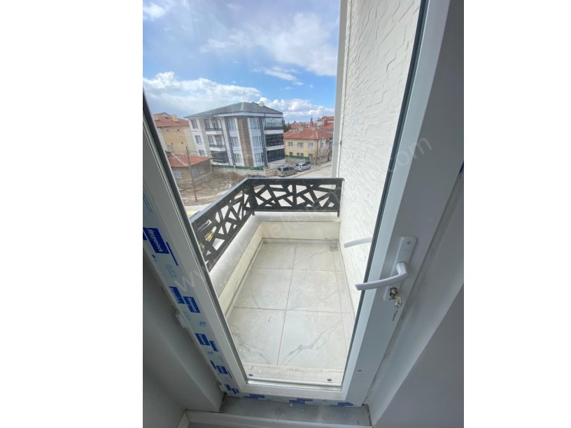 YENİ MAHALLE HACI KALFA SOKAKTA ARA KATTA KİRALIK 1+1