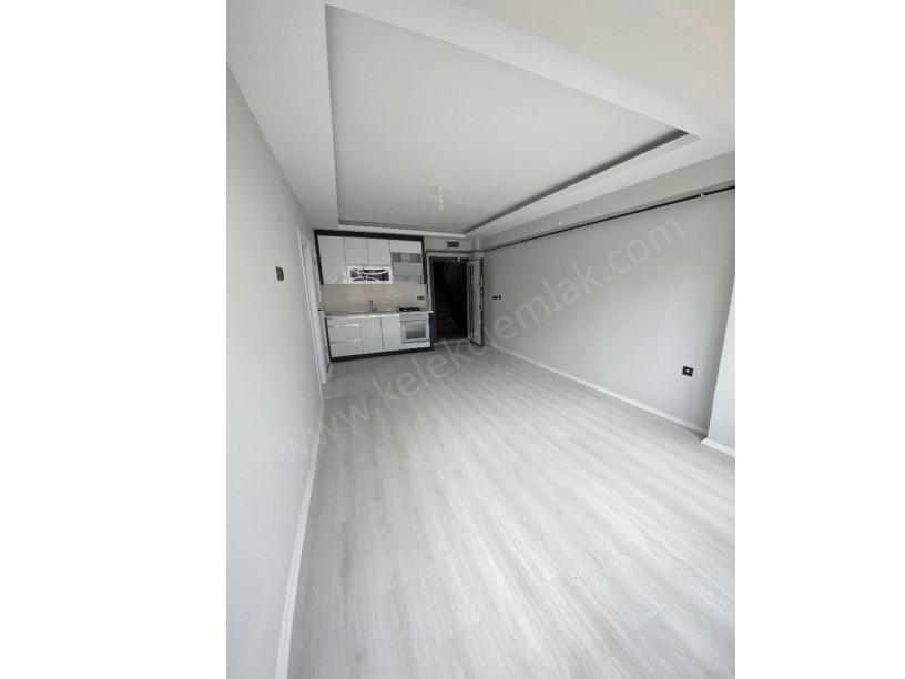 YENİ MAHALLE HACI KALFA SOKAKTA ARA KATTA KİRALIK 1+1