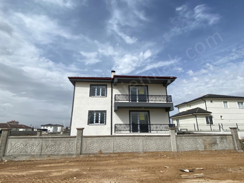 SELÇUKLU MAHALLESİNDE SATILIK 2+1 DAİRELER