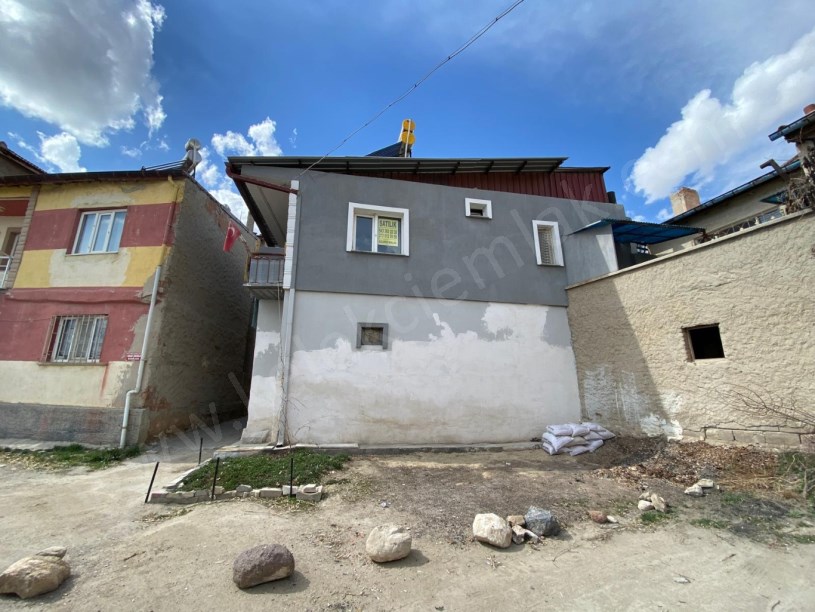 EMRULLAH MAHALLESİ BALTA SOKAKTA 2 KATLI MÜSTAKİL  BİNA