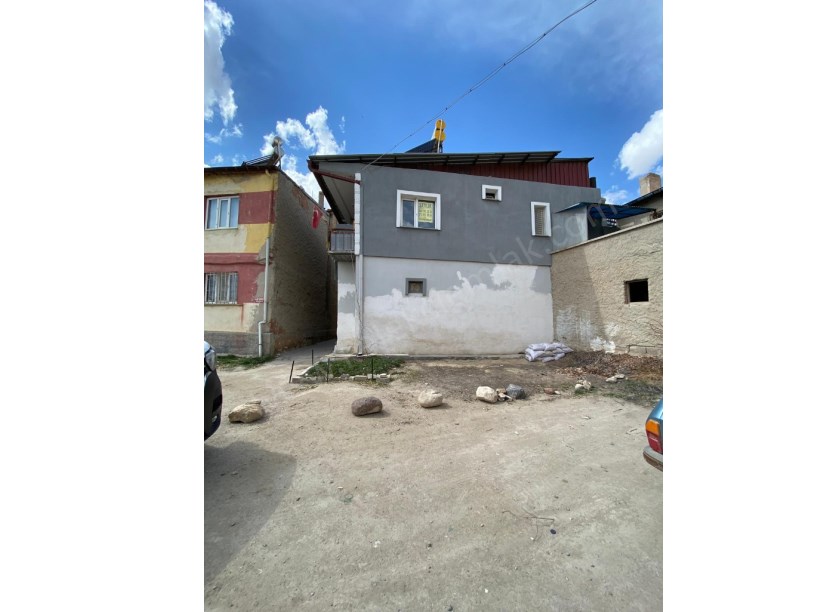 EMRULLAH MAHALLESİ BALTA SOKAKTA 2 KATLI MÜSTAKİL  BİNA