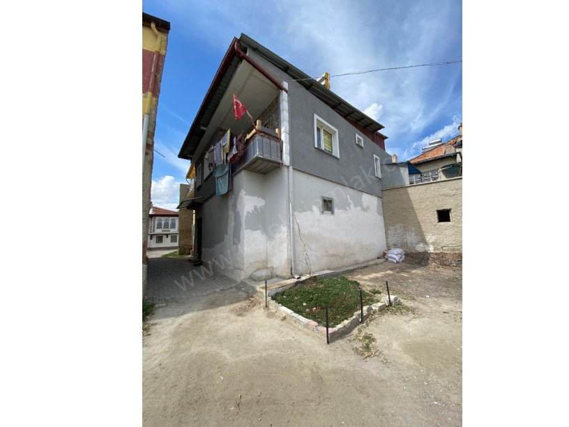 EMRULLAH MAHALLESİ BALTA SOKAKTA 2 KATLI MÜSTAKİL  BİNA