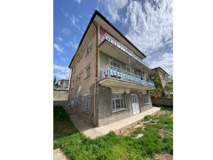 BADEMLİ MAHALLESİ ÇAMDERE SOKAKTA 3 KATLI BİNA