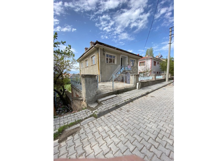 BADEMLİ MAHALLESİ ÇAMDERE SOKAKTA 3 KATLI BİNA