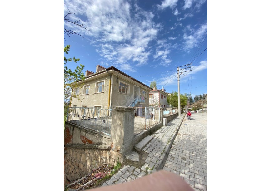 BADEMLİ MAHALLESİ ÇAMDERE SOKAKTA 3 KATLI BİNA