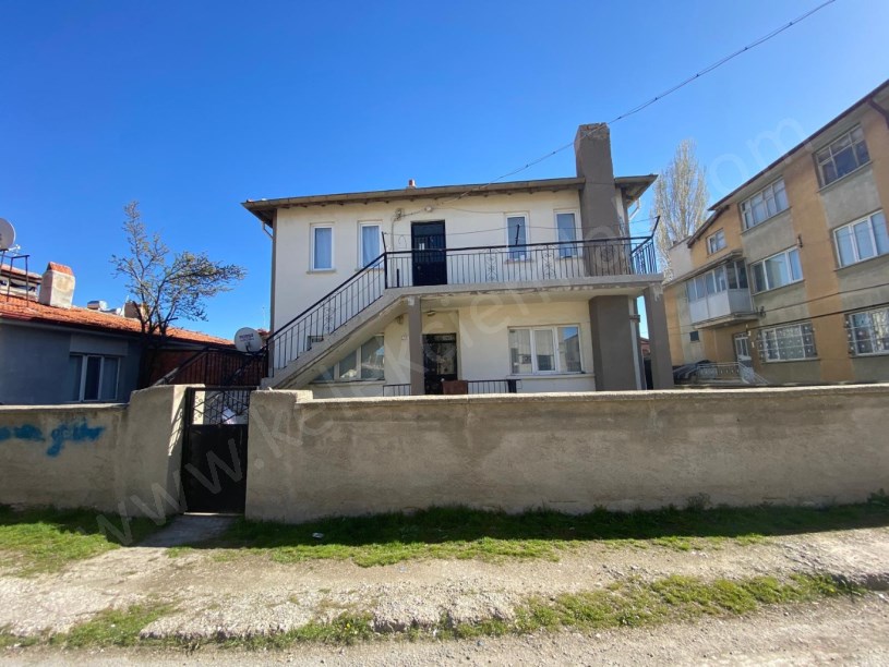 ÇARDAKLI MAHALLESİ TOMURCUK SOKAKTA 2 KATLI MÜSTAKİL BİNA