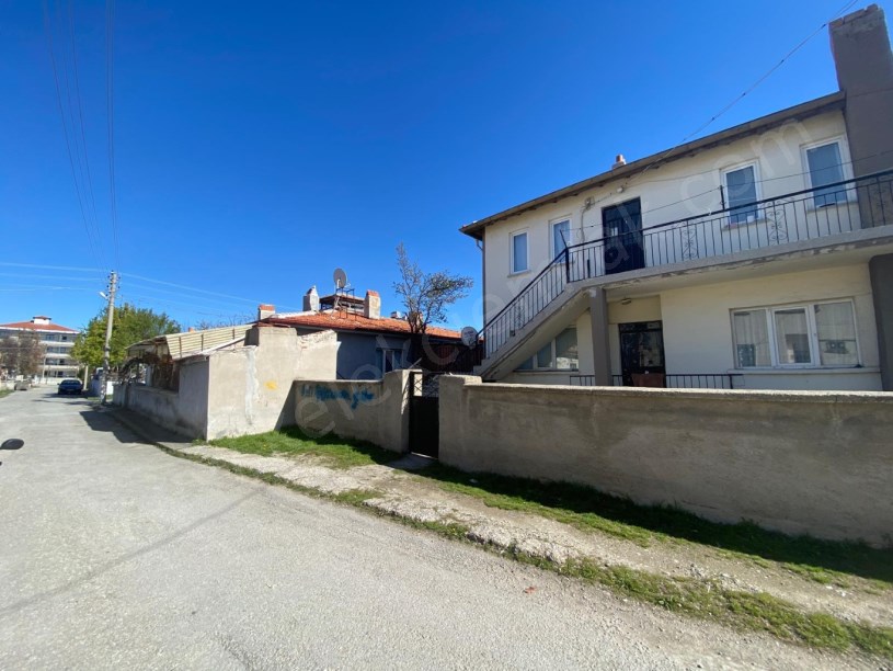 ÇARDAKLI MAHALLESİ TOMURCUK SOKAKTA 2 KATLI MÜSTAKİL BİNA