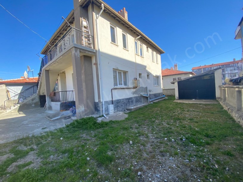 ÇARDAKLI MAHALLESİ TOMURCUK SOKAKTA 2 KATLI MÜSTAKİL BİNA