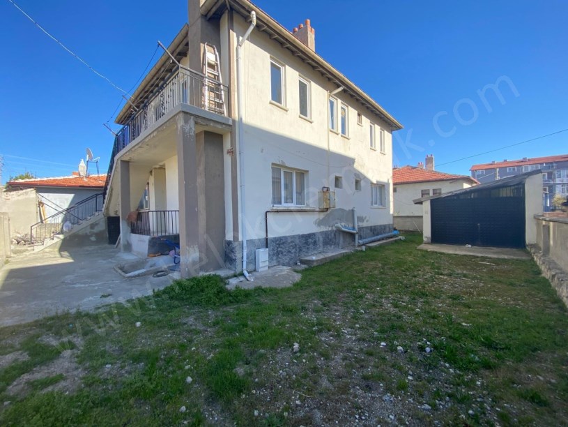ÇARDAKLI MAHALLESİ TOMURCUK SOKAKTA 2 KATLI MÜSTAKİL BİNA