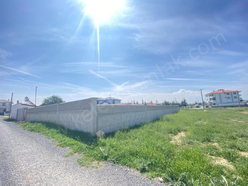 SELÇUKLU MAHALLESİNDE 2 ADET ARSA VE BESİHANESİ