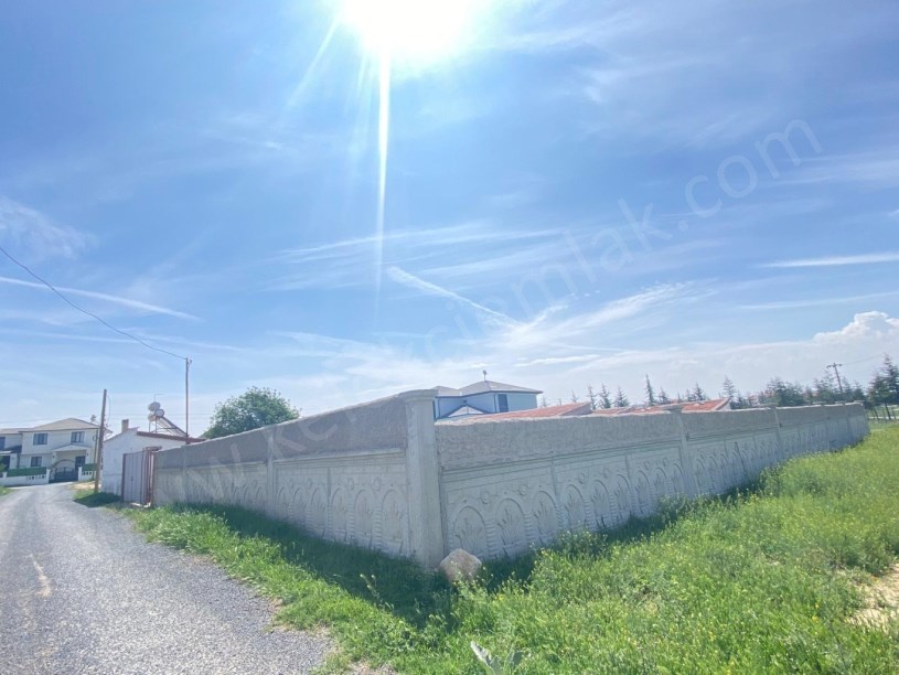 SELÇUKLU MAHALLESİNDE 2 ADET ARSA VE BESİHANESİ