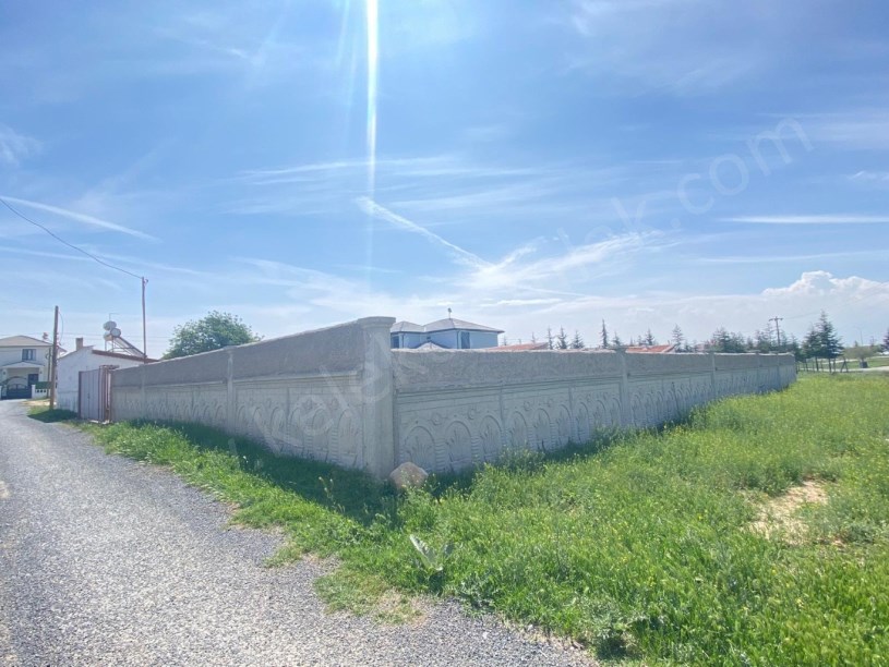 SELÇUKLU MAHALLESİNDE 2 ADET ARSA VE BESİHANESİ