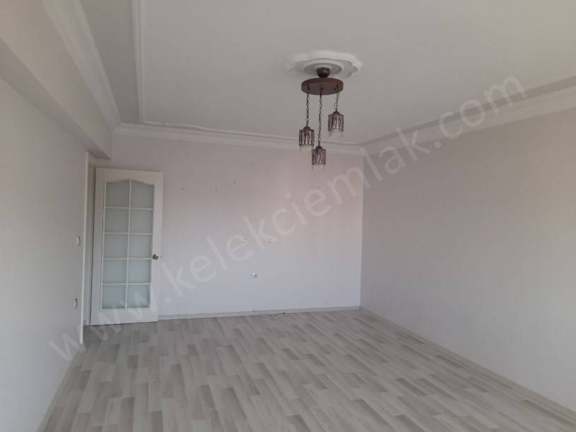 EYLÜL CAFE YANINDA ARA KATTA KİRALIK 4+1