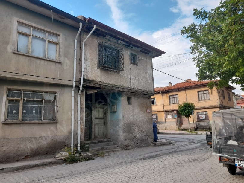 EMİRDAĞ CADDESİNDE 2 KATLI MÜSTAKİL