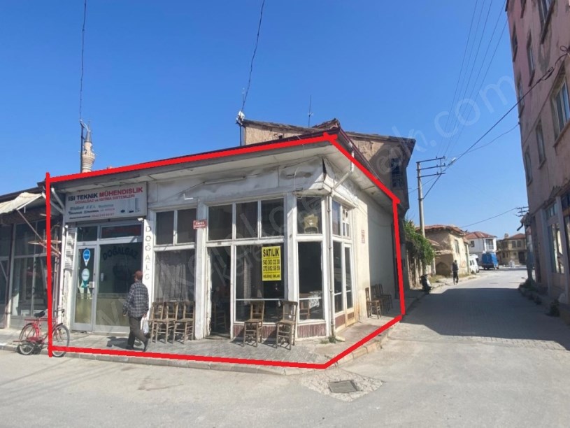 ZAFER CADDESİNDE KÖŞE BAŞINDA DÜKKAN