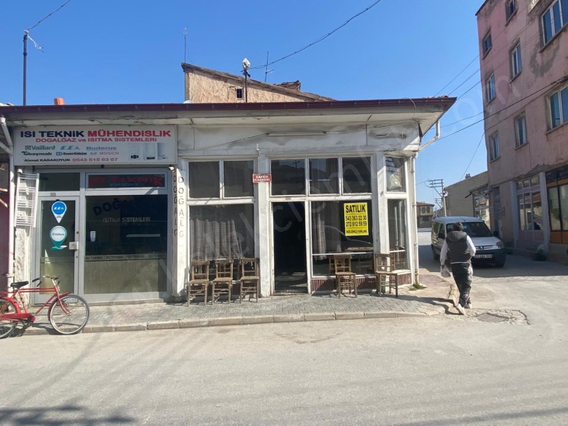 ZAFER CADDESİNDE KÖŞE BAŞINDA DÜKKAN