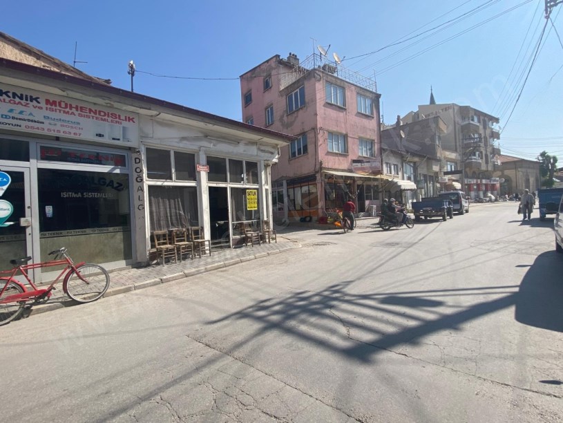 ZAFER CADDESİNDE KÖŞE BAŞINDA DÜKKAN