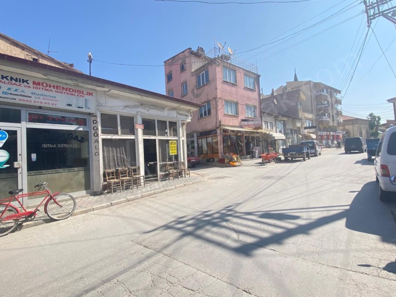 ZAFER CADDESİNDE KÖŞE BAŞINDA DÜKKAN