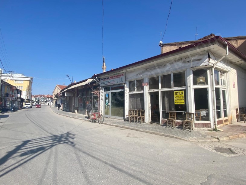 ZAFER CADDESİNDE KÖŞE BAŞINDA DÜKKAN