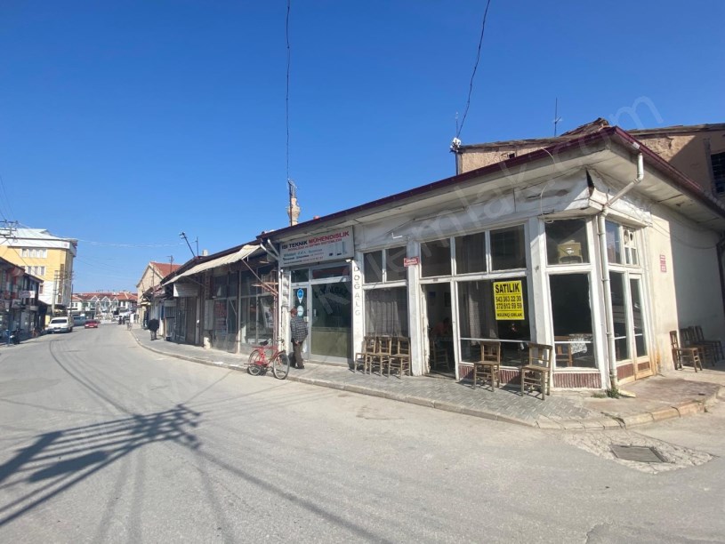 ZAFER CADDESİNDE KÖŞE BAŞINDA DÜKKAN
