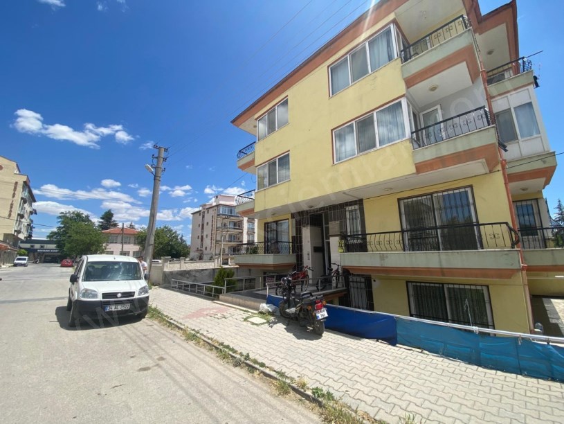 KÜTÜPHANE ARKASINDA BAHÇE KAT 2+1 DAİRE