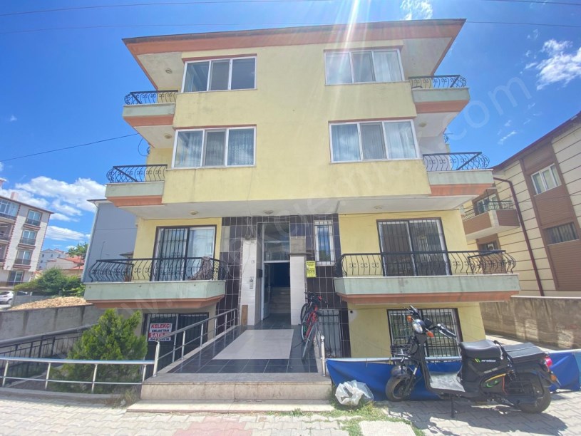 KÜTÜPHANE ARKASINDA BAHÇE KAT 2+1 DAİRE