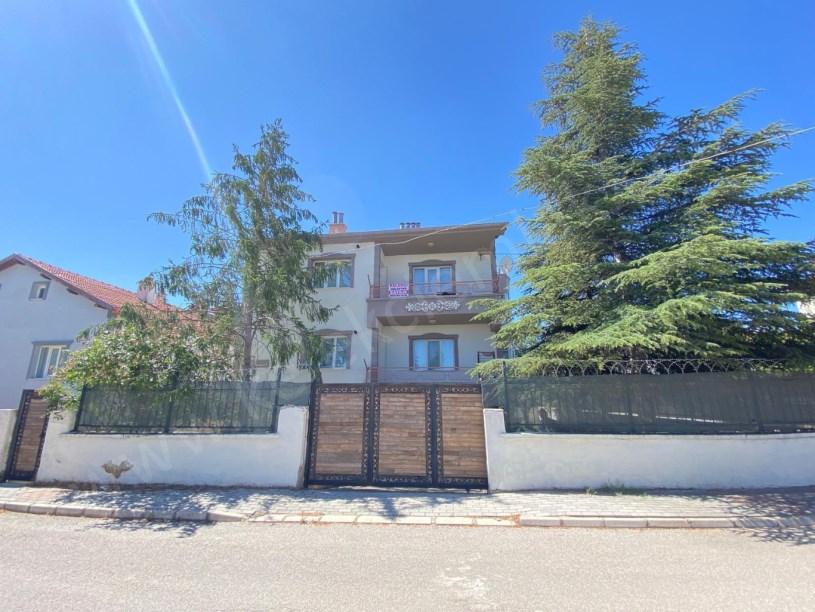 BADEMLİ MAHALLESİ KANARYA SOKAKTA MÜSTAKİL 2 KATLI BİNA