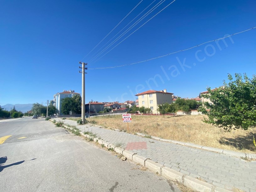 BADEMLİ MAHALLESİ KARAÇAY CADDESİNDE ARSA