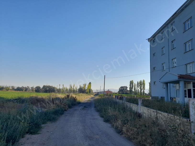 SELÇUKLUDA ÇEVRE YOLUNDA TİCARİ ARSA