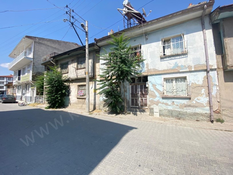 ÇARŞI MERKEZDE HACI HALİFE MAHALLESİNDE ARSA