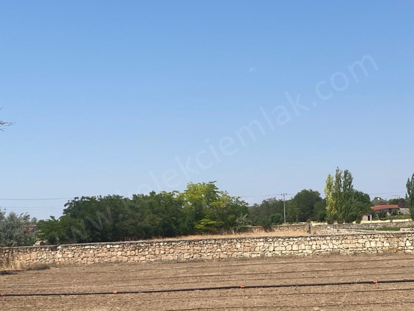 ŞEHİR KABRİSTANI KARŞISINDA İMARLI TARLA