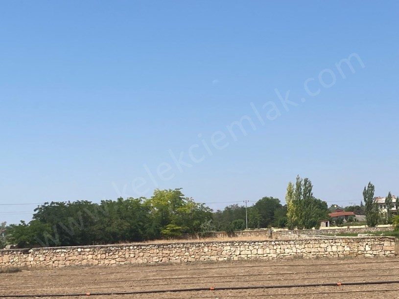 ŞEHİR KABRİSTANI KARŞISINDA İMARLI TARLA
