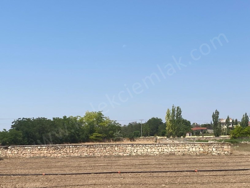 ŞEHİR KABRİSTANI KARŞISINDA İMARLI TARLA