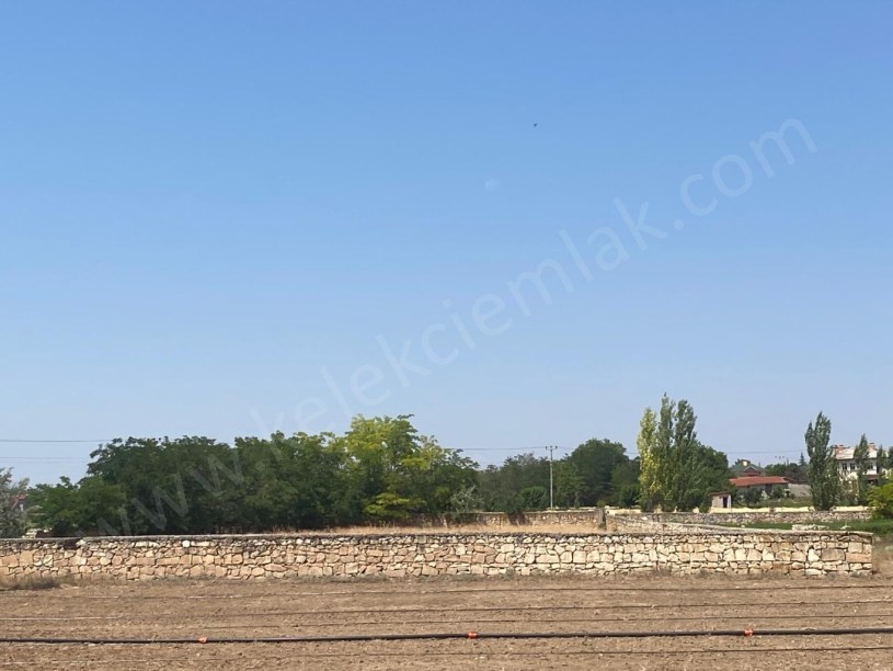ŞEHİR KABRİSTANI KARŞISINDA İMARLI TARLA