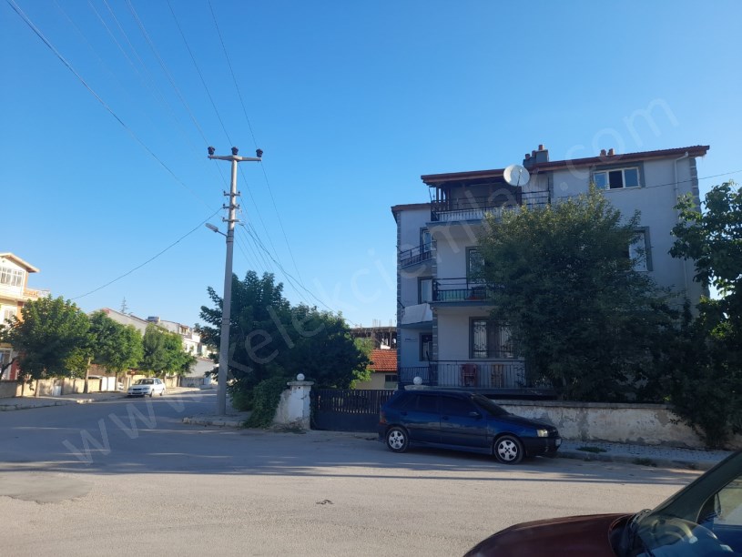 LEVENT CADDESİNDE 3 KATLI BİNA VE 2 ADET ARSASI