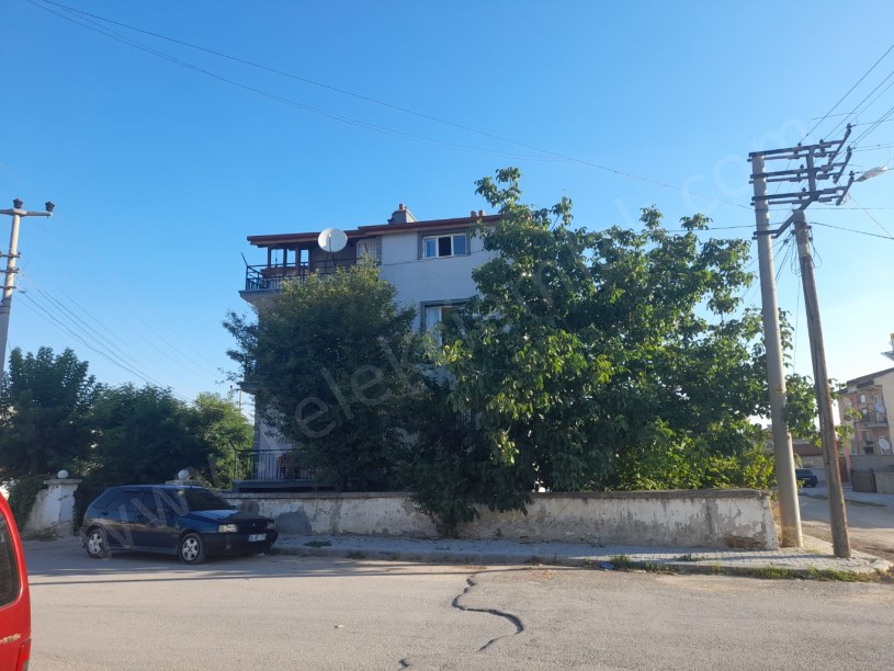 LEVENT CADDESİNDE 3 KATLI BİNA VE 2 ADET ARSASI