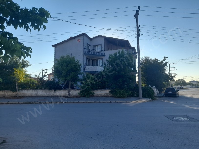 LEVENT CADDESİNDE 3 KATLI BİNA VE 2 ADET ARSASI