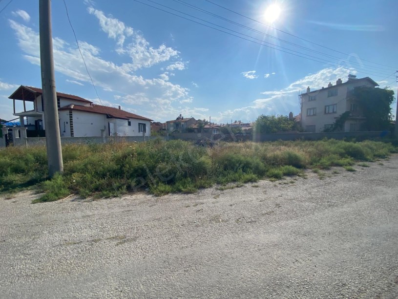 AKÇEŞME İLKOKULU ARKASINDA KÖŞE BAŞINDA ARSA