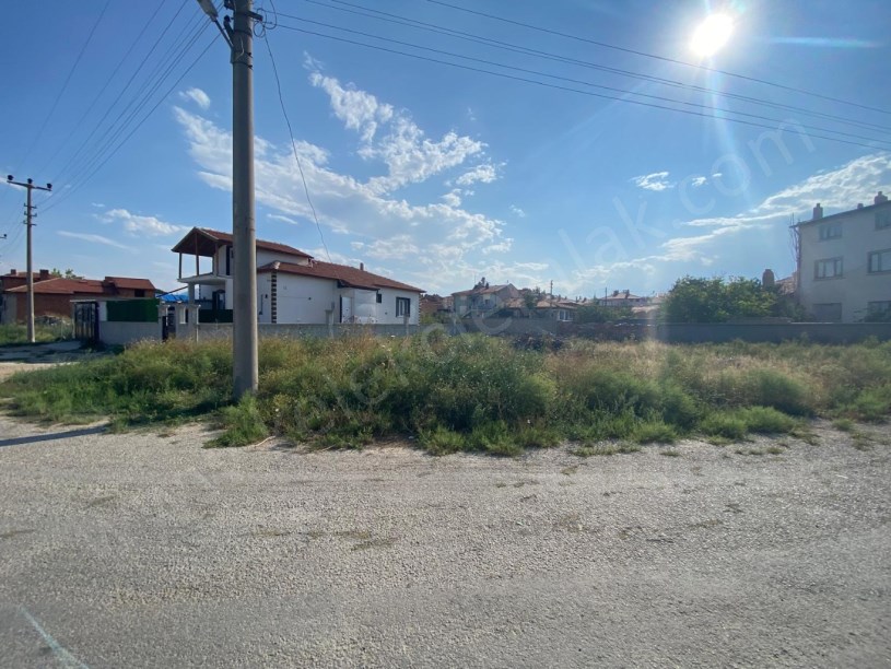 AKÇEŞME İLKOKULU ARKASINDA KÖŞE BAŞINDA ARSA