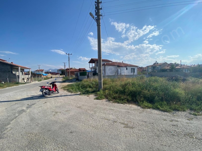 AKÇEŞME İLKOKULU ARKASINDA KÖŞE BAŞINDA ARSA