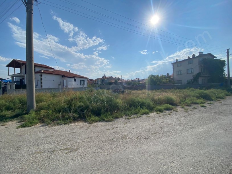AKÇEŞME İLKOKULU ARKASINDA KÖŞE BAŞINDA ARSA