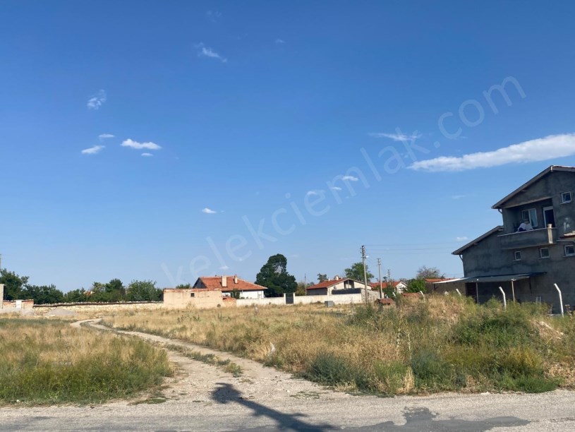 AKÇEŞME İLKOKULU ARKASINDA KÖŞE BAŞINDA ARSA