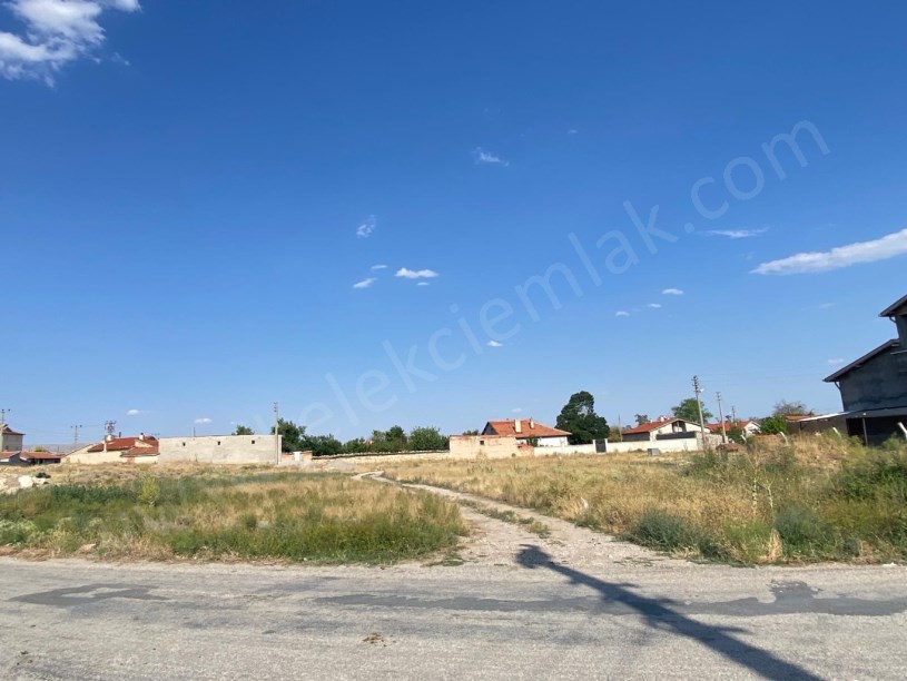 AKÇEŞME İLKOKULU ARKASINDA KÖŞE BAŞINDA ARSA