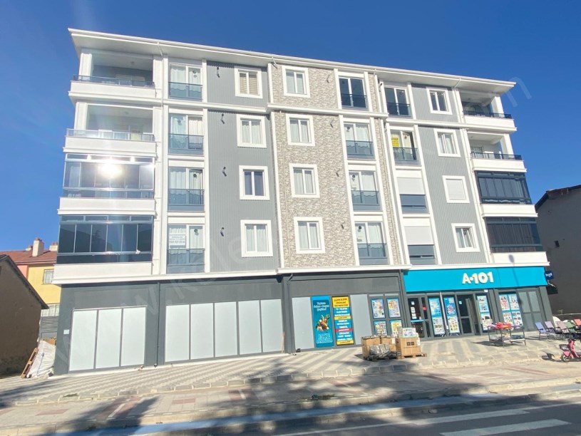 ŞEHİTLER CADDESİNDE SATILIK 2+0