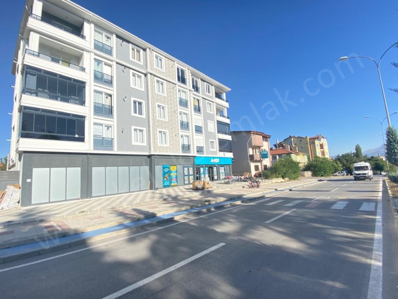 ŞEHİTLER CADDESİNDE SATILIK 2+0