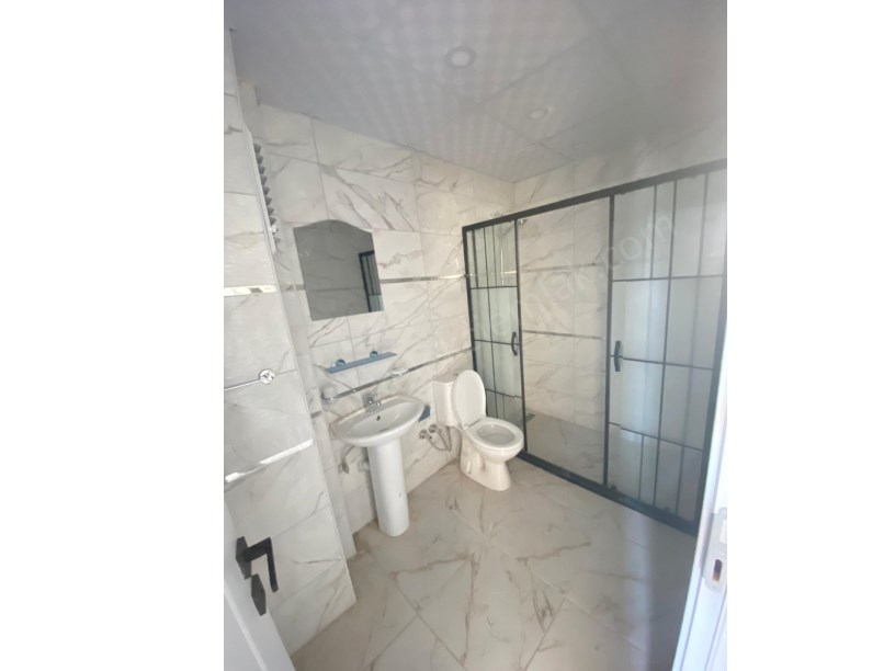 ŞEHİTLER CADDESİNDE SATILIK 2+0