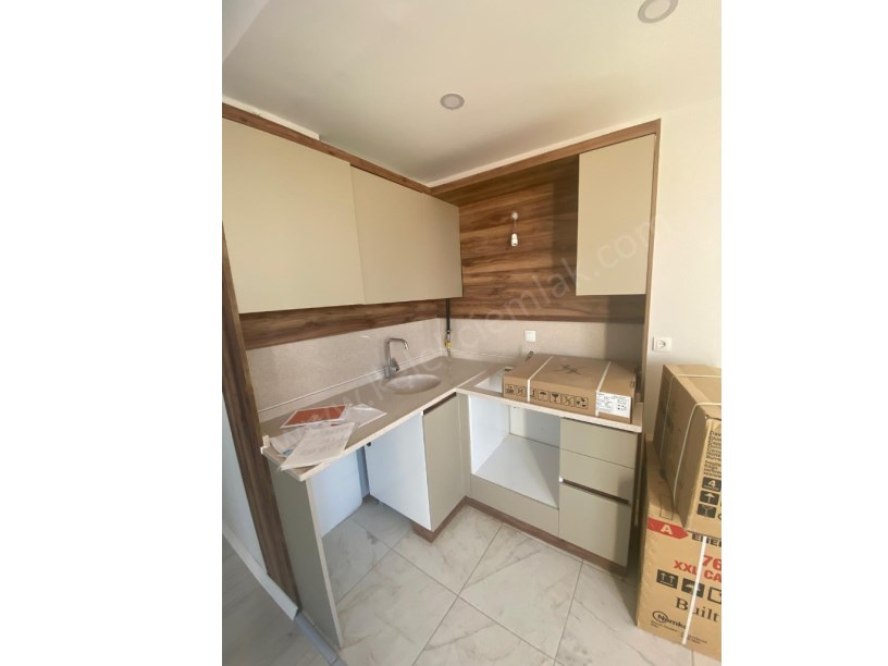 ŞEHİTLER CADDESİNDE SATILIK 2+0