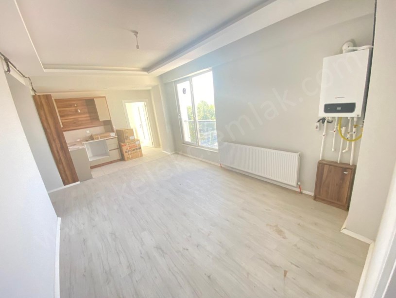 ŞEHİTLER CADDESİNDE SATILIK 2+0